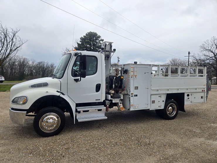 2010-freightliner-m2-106-image-6