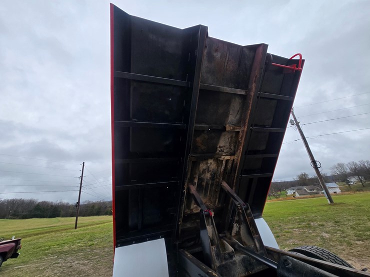 2012-freightliner-m2-106-image-50