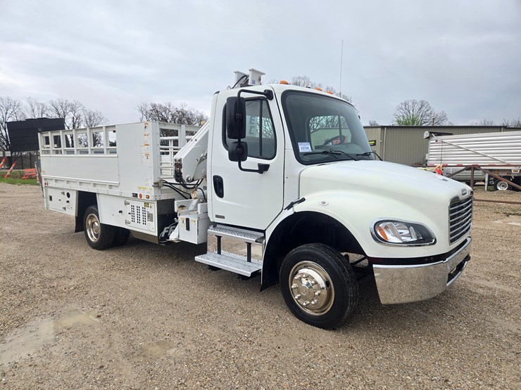 2010-freightliner-m2-106-image-27