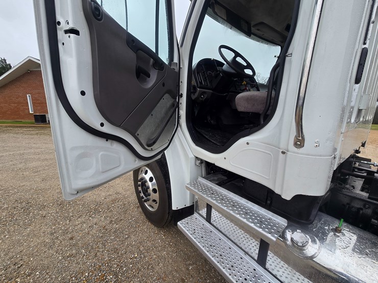 2012-freightliner-m2-106-image-68