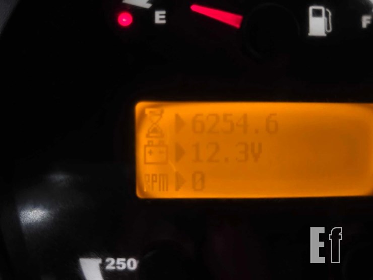 2014-caterpillar-tl1055c-image-18