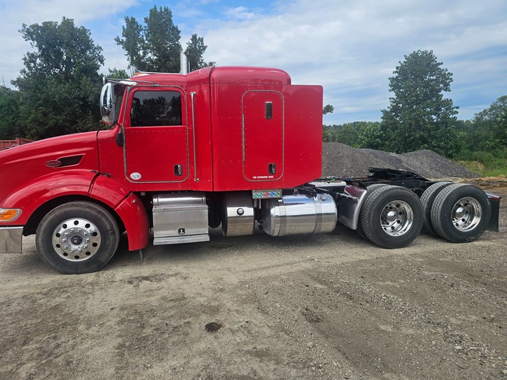 2012-peterbilt-384-image-13