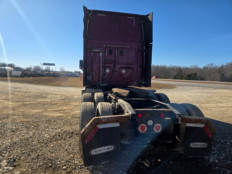 2014-freightliner-cascadia-125-image-15