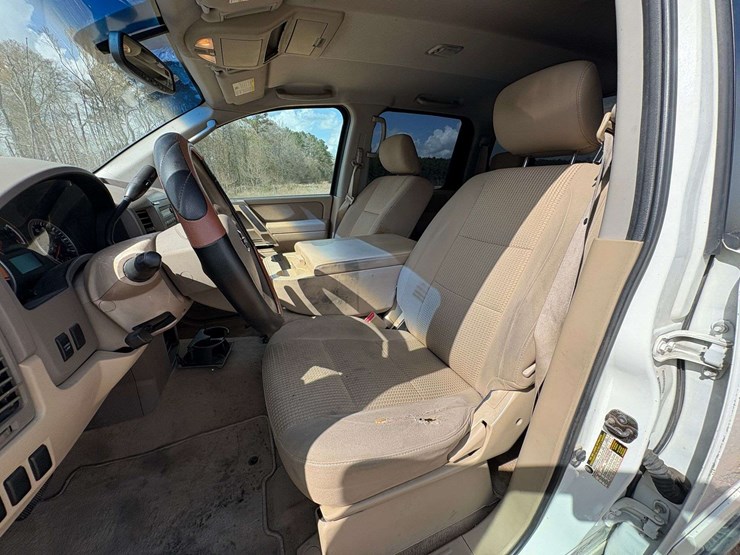 2010-nissan-titan-se-image-16