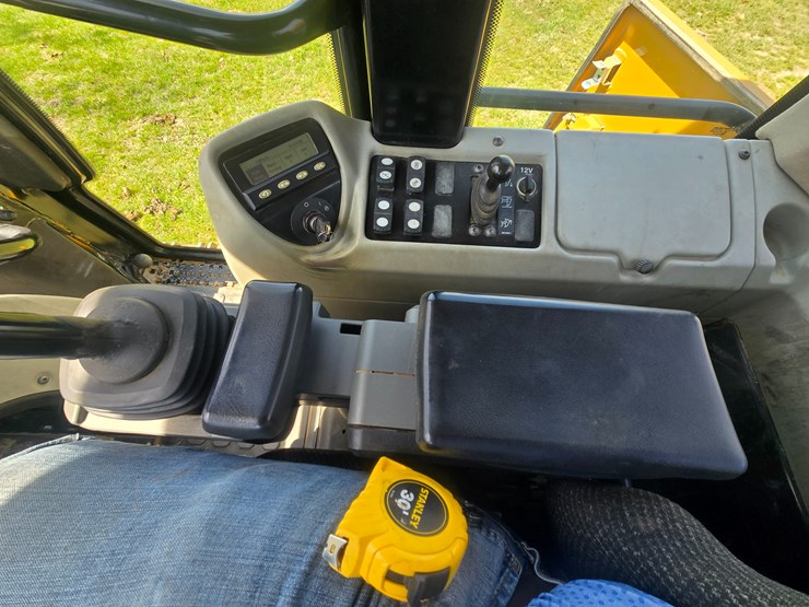 2014-caterpillar-953d-image-60