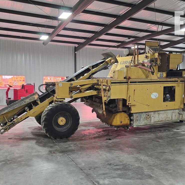 EASI-POUR COMPACT CURB & GUTTER PAVER