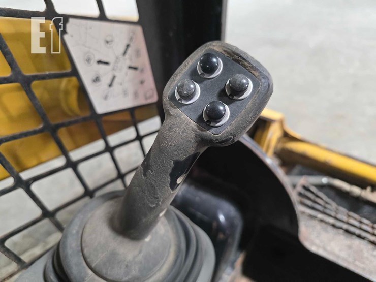 2015-caterpillar-259d-image-16