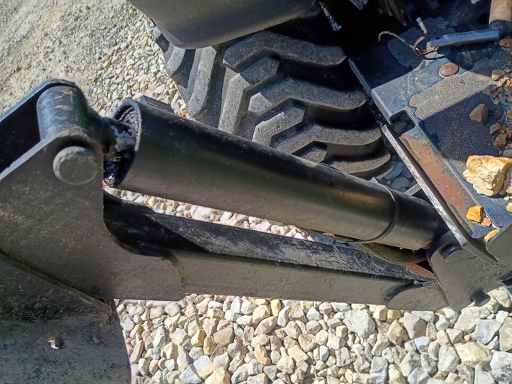 2013-john-deere-1025r-image-58