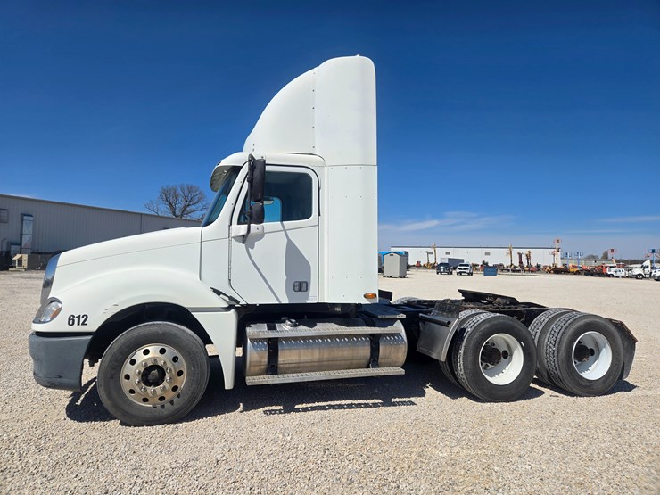 2006-freightliner-columbia-120-image-5