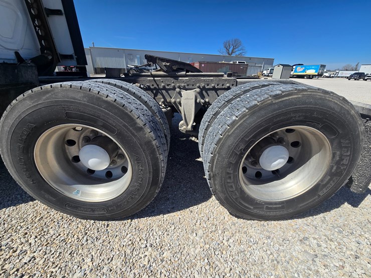 2014-freightliner-cascadia-125-image-82