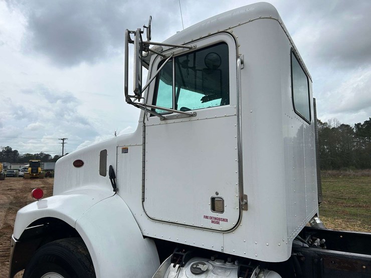 2001-peterbilt-330-image-11