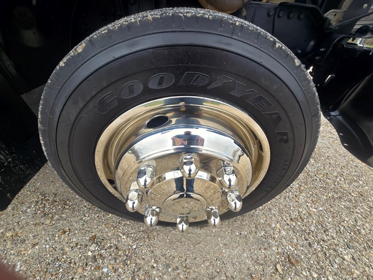 2010-freightliner-m2-106-image-99