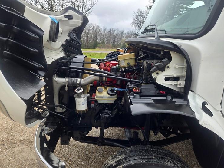 2010-freightliner-m2-106-image-31