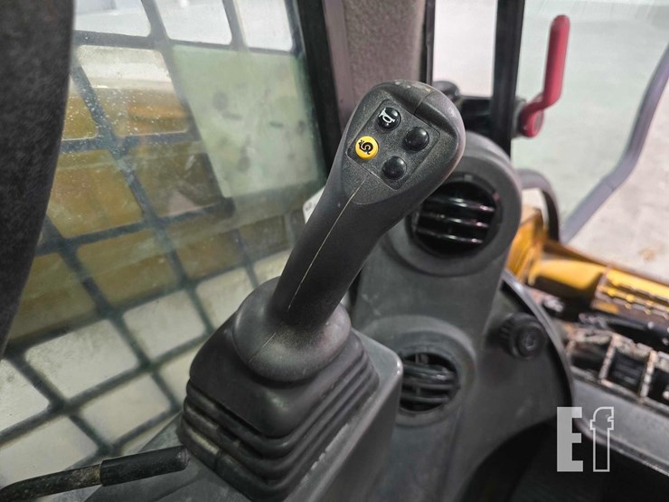 2020-caterpillar-289d3-image-15