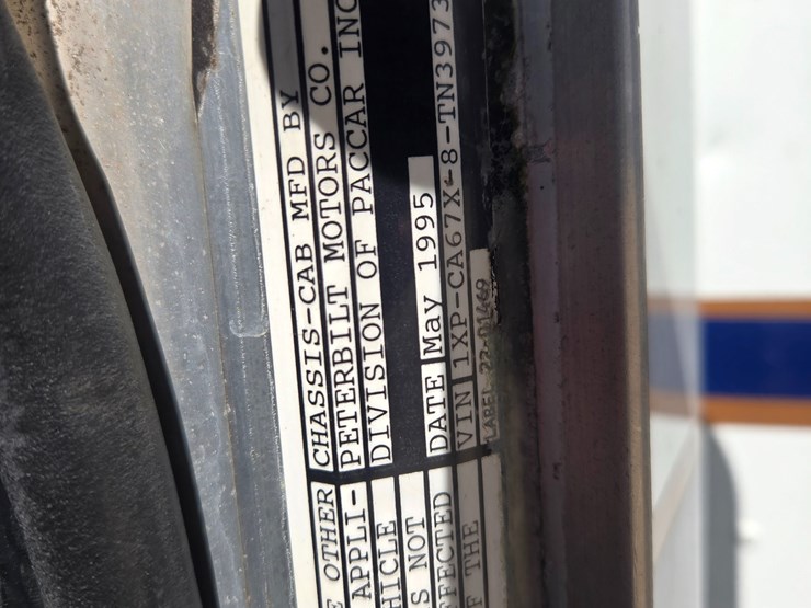 1996-peterbilt-377-image-53