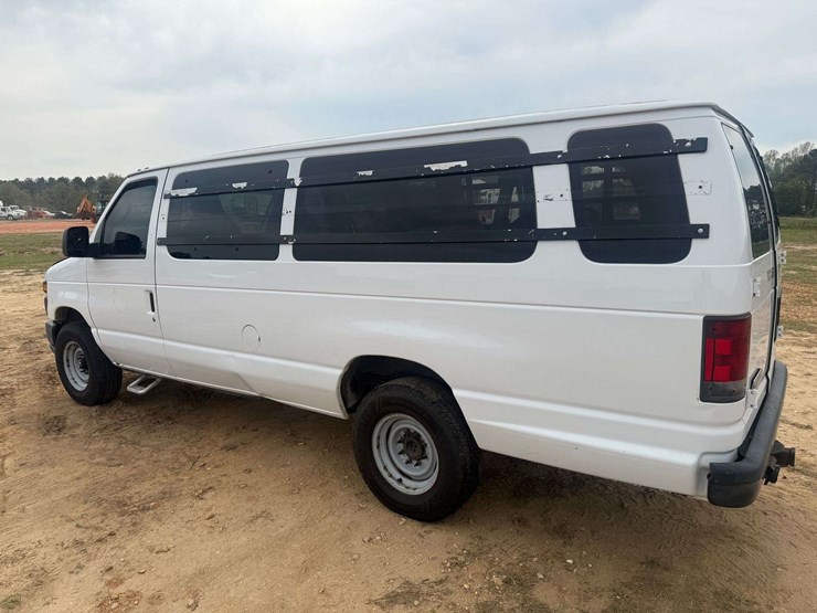 2013-ford-e350-image-2