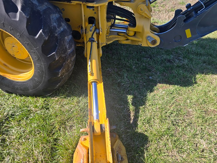 2015-deere-410l-image-41