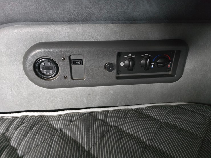 #22593-•-2016-mack-cxu613-pinnacle-sleeper-truck-image-57