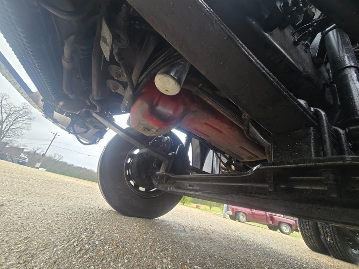 2012-freightliner-m2-106-image-38