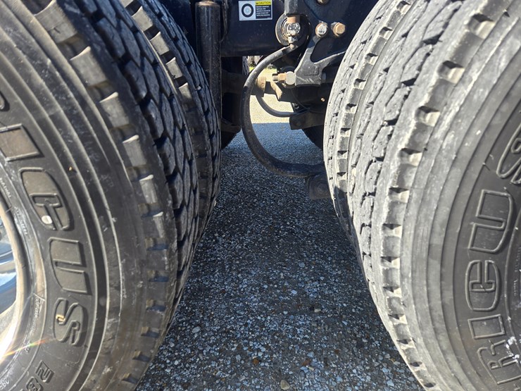 2005-peterbilt-379-image-86