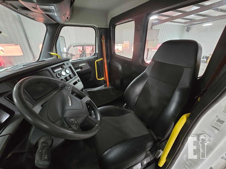 2020-freightliner-cascadia-126-image-9