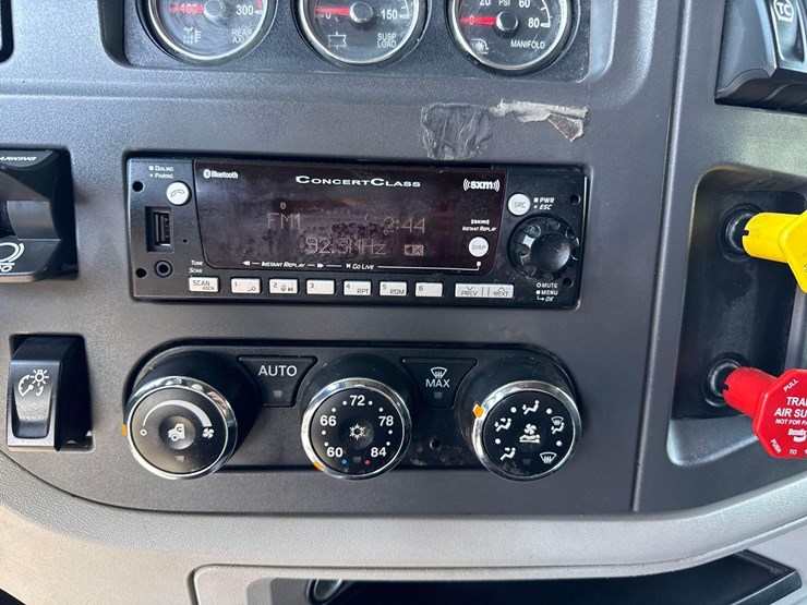 2023-peterbilt-579-image-32