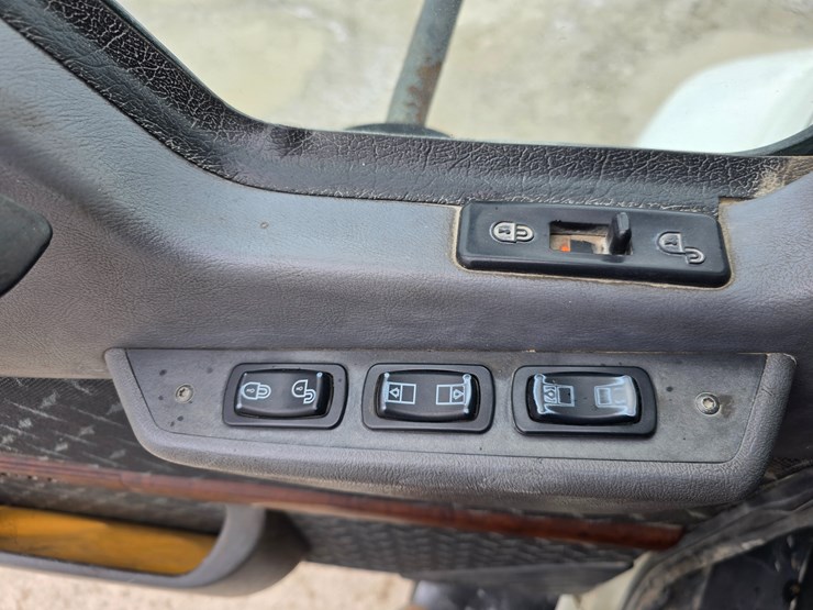 #22593-•-2016-mack-cxu613-pinnacle-sleeper-truck-image-59