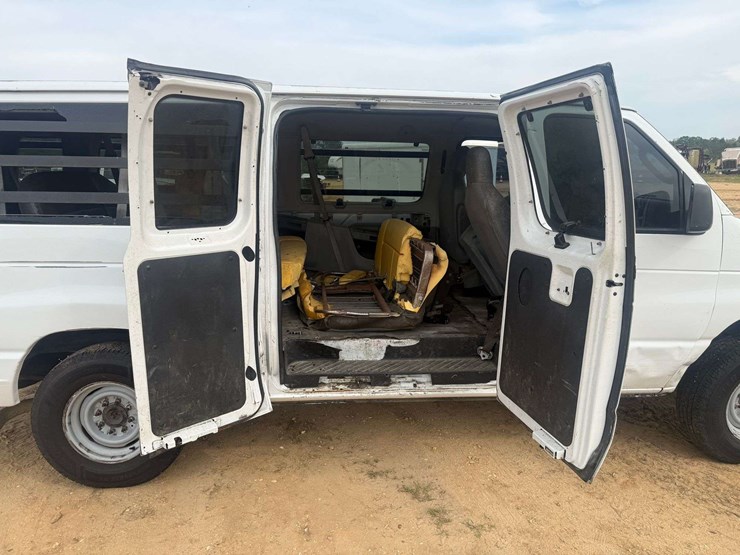 2013-ford-e350-image-22