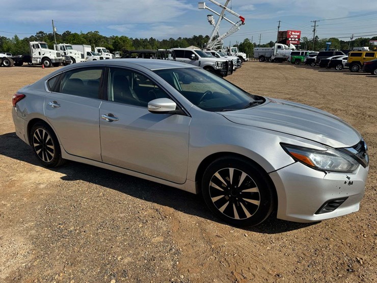 2018-nissan-altima-sl-4-door-sedan-(193,505-miles)-image-2