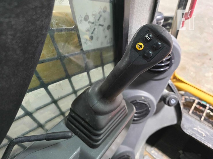 2023-caterpillar-259d3-image-17