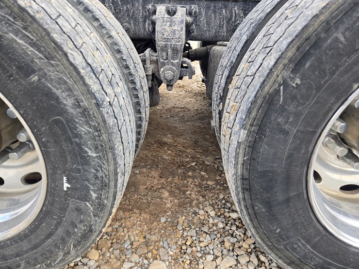 2000-peterbilt-379-image-90