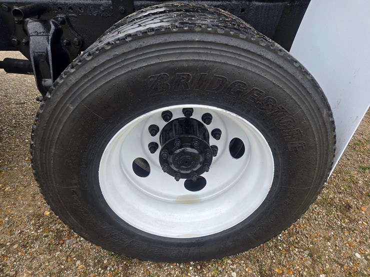 2012-freightliner-m2-106-image-88