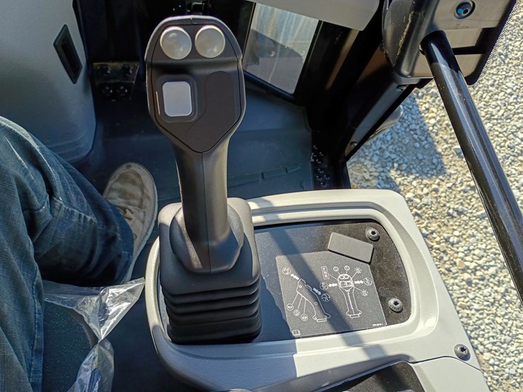 2023-caterpillar-910-image-42