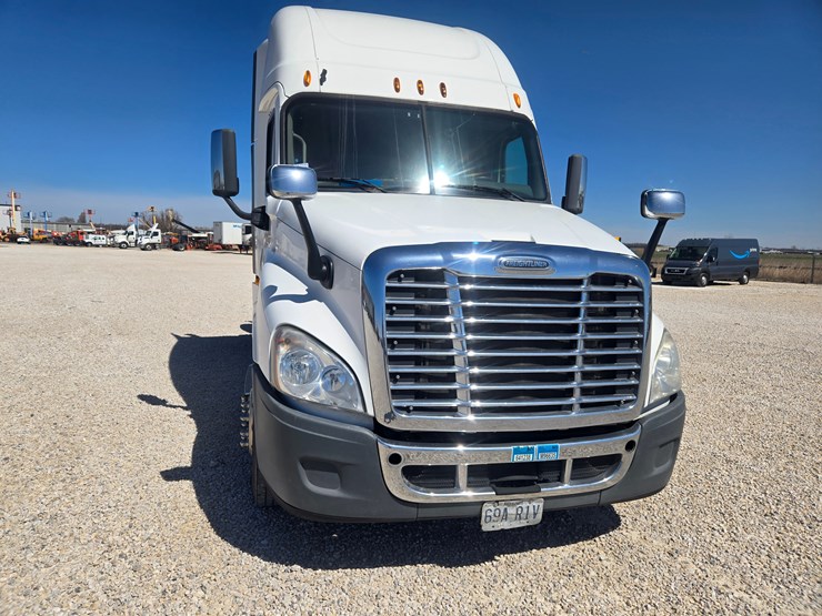 2014-freightliner-cascadia-125-image-28