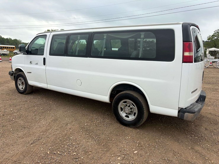 2005-chevrolet-express-3500-image-2