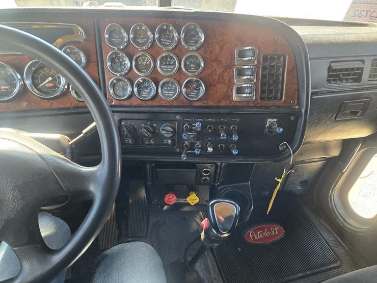 2005-peterbilt-379-image-61