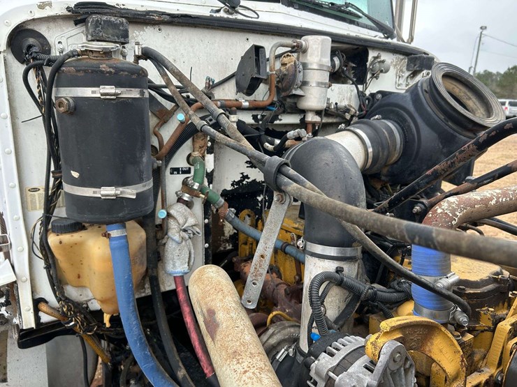 2001-peterbilt-330-image-49