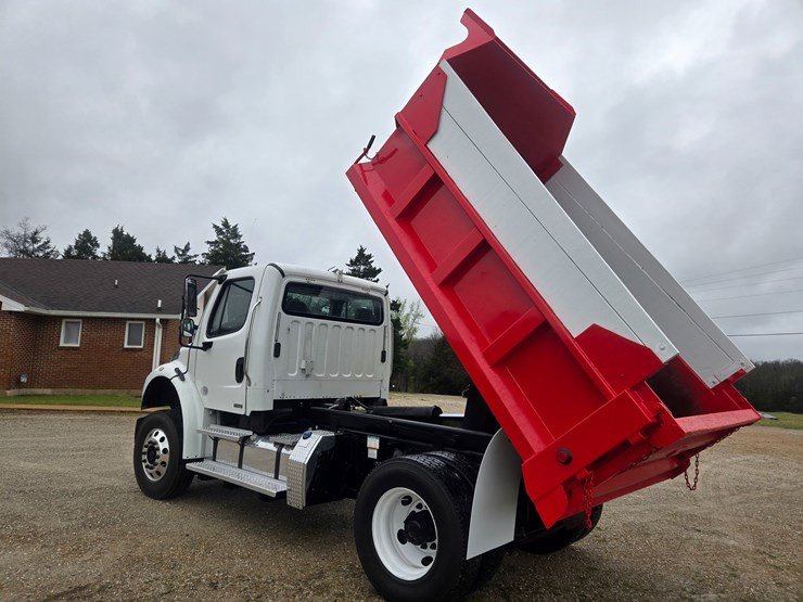 2012-freightliner-m2-106-image-26