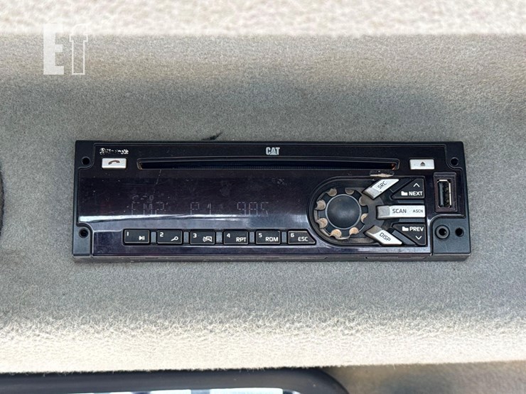 2016-caterpillar-d6t-lgp-image-29