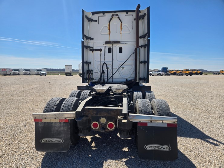 2014-freightliner-cascadia-125-image-15