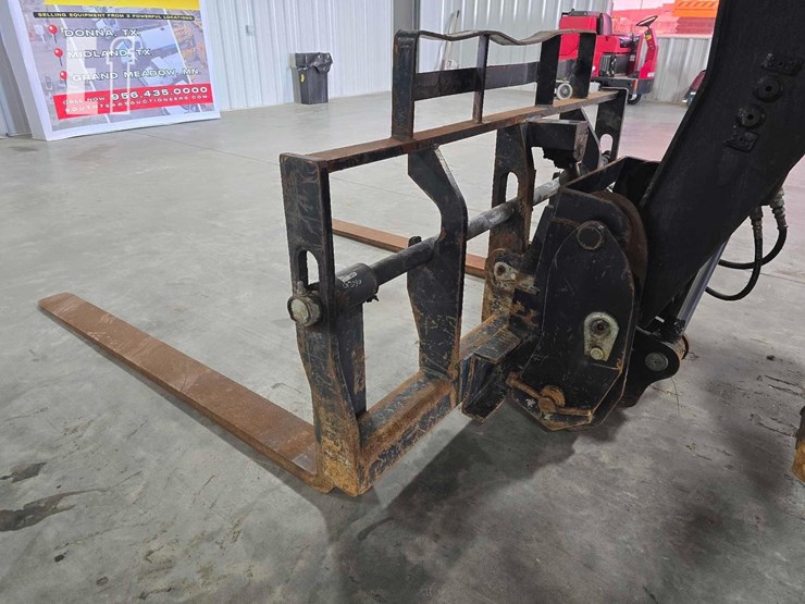 2014-caterpillar-tl1055c-image-12