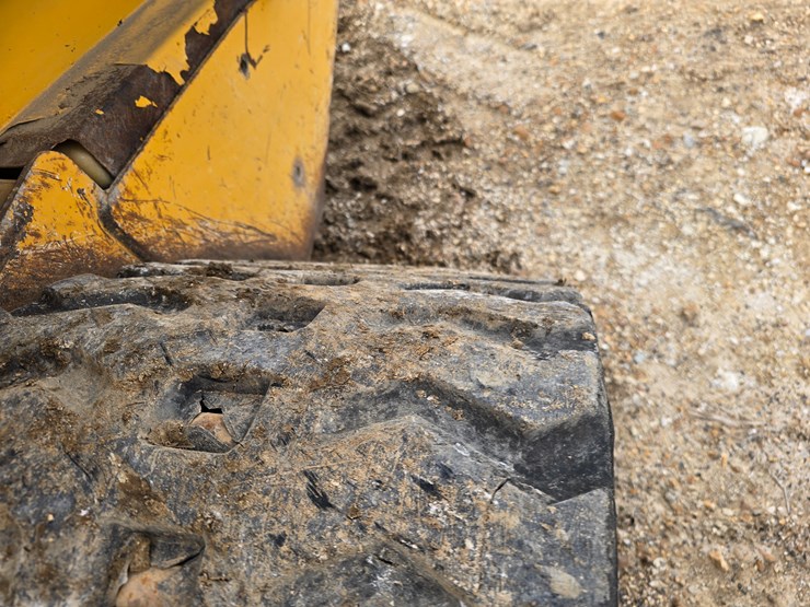 2013-deere-329d-image-23