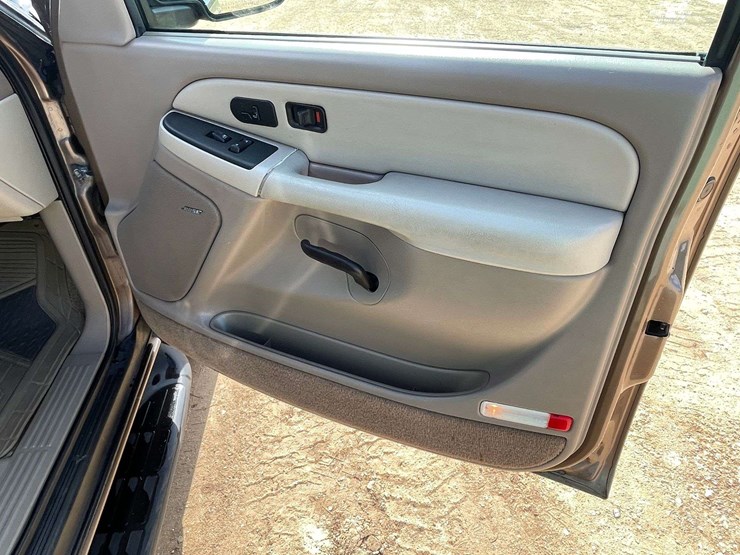 2003-chevrolet-tahoe-lt-image-17