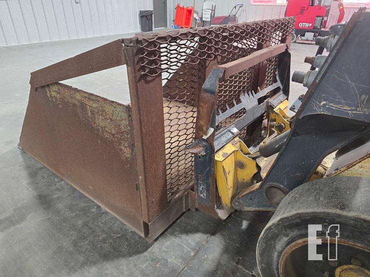 2015-deere-318e-image-12