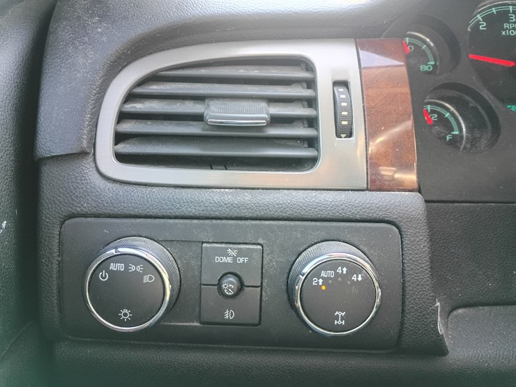 2010-chevrolet-tahoe-image-52