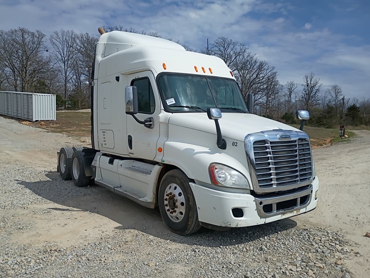 2009-freightliner-cascadia-125-image-13