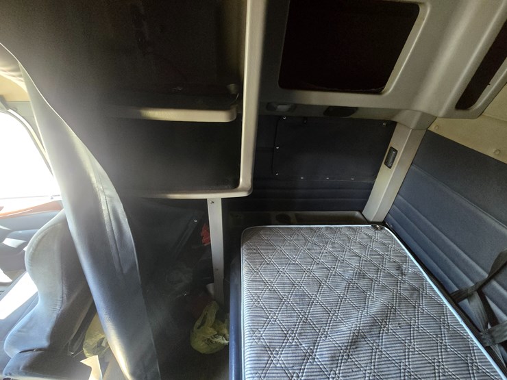 2005-peterbilt-379-image-75