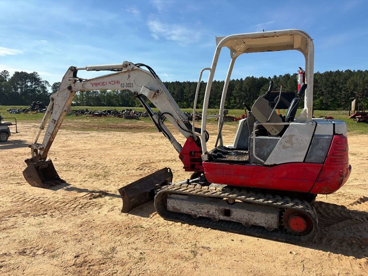 2013-takeuchi-tb235-image-2