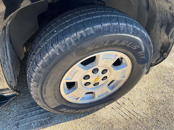 2011-chevrolet-tahoe-image-27