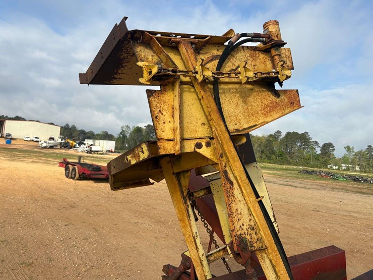 new-holland-1033-image-11